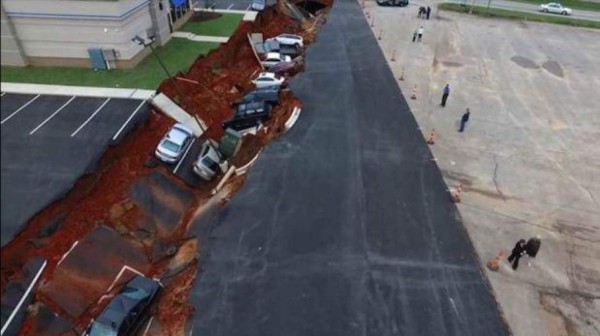Enorme agujero se 'traga' varios autos en Mississippi