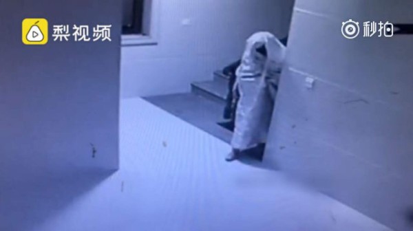 Ladrón chino intenta engañar a cámara de seguridad disfrazándose de fantasma