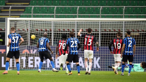 Video: Inter elimina al Milan de la Copa Italia en derbi lleno de polémica