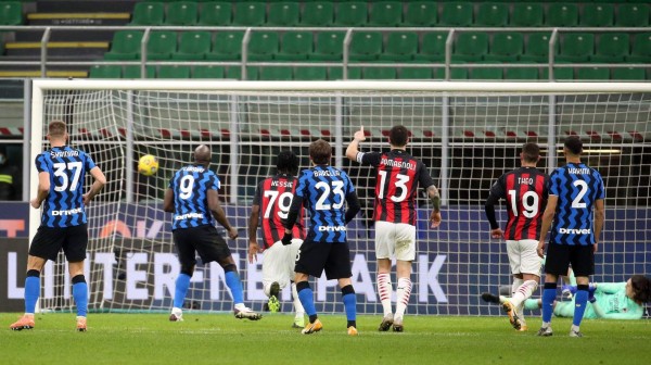 Video: Inter elimina al Milan de la Copa Italia en derbi lleno de polémica