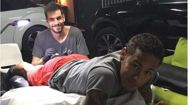 Neymar recuerda su infancia con deslumbrante tatuaje