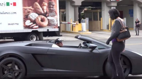 Lo ignora pero luego cambia de opinión al ver su Lamborghini