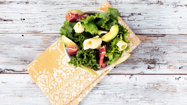 Cómo hacer una ensalada con jamón y queso