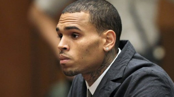 Juez ordena tratamiento a Chris Brown