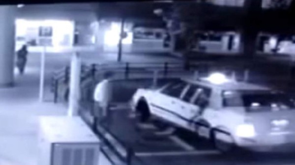 Graban el 'espíritu' de mujer persiguiendo a un hombre  