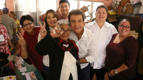 Salvador Nasralla acompaña a la señora María Ignacia a votar como parte de la operación Cusuco.