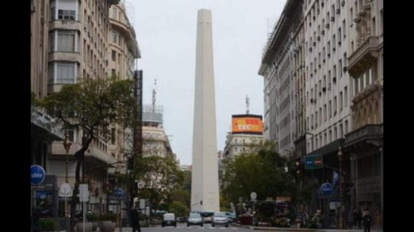 Artista 'desaparece' la punta del Obelisco en Buenos Aires