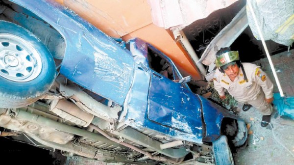 Vehículo cae sobre una casa y deja una persona herida