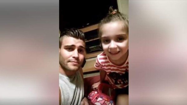 Niña aconseja a su padre sobre cómo conquistar a una chica