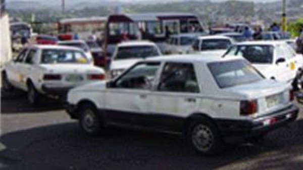 Jefe de Transporte niega haber aprobado más números de taxis