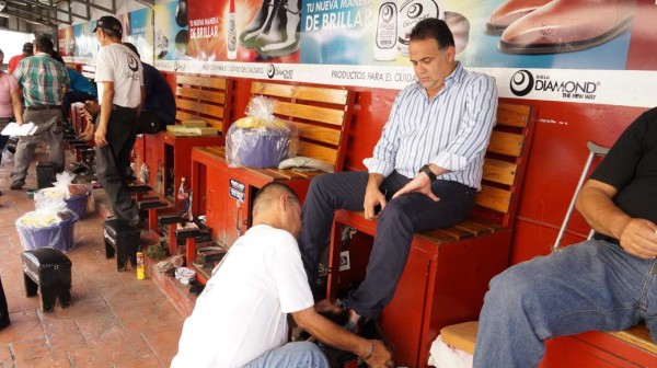 Lustrabotas celebran su día sacando más brillo a los zapatos
