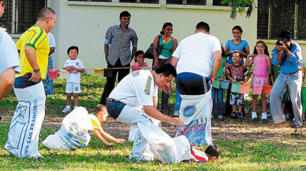 Con juegos celebran Día del Padre