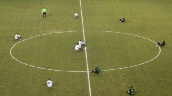 La peculiar protesta en la liga griega por los refugiados