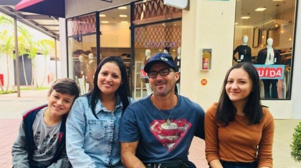 Familia viaja a celebrar los 15 años de su hija y mueren intoxicados
