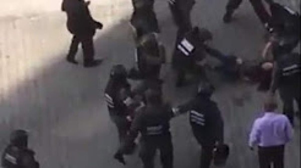 Venezuela: Graban brutal agresión contra periodista