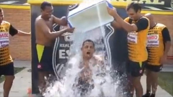 Hondureños siguen promoviendo los cubetazos fríos a favor de FEMA