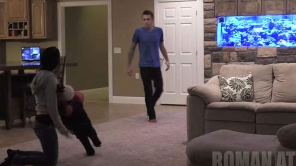 El padre lanza a su pequeño hijo por las escaleras y causa el pánico en la mamá. Foto YouTube.