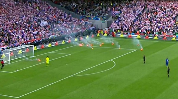 Hinchas de Croacia lanzan bengalas al campo en pleno juego