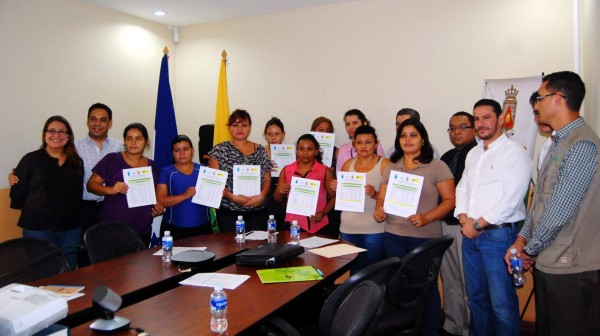 Dan capital semilla a madres de migrantes