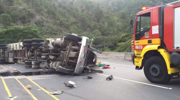 Volcamiento de rastra genera caos víal en Comayagua