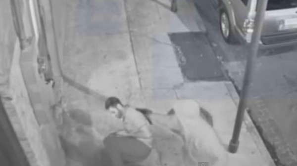 Video muestra a hombre disparar a otro que socorría a una mujer