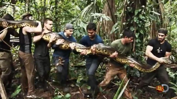 El aventurero Paul Rosolie se dejará comer vivo por una serpiente gigante y grabará la experiencia protegido con un traje especial. Foto YouTube.