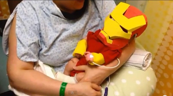 El la gráfica el tierno bebé vestido de Iron Man. Foto YouTube.