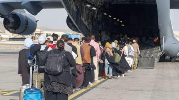 EEUU ordena a aerolíneas comerciales asistir en evacuación de afganos