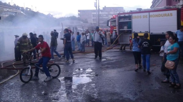 Bomberos intentan controlar incendio en mercados de Comayagüela