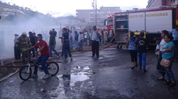 Bomberos intentan controlar incendio en mercados de Comayagüela