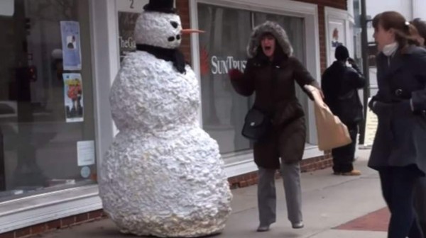 El falso hombre de nieve que 'derrite' de miedo