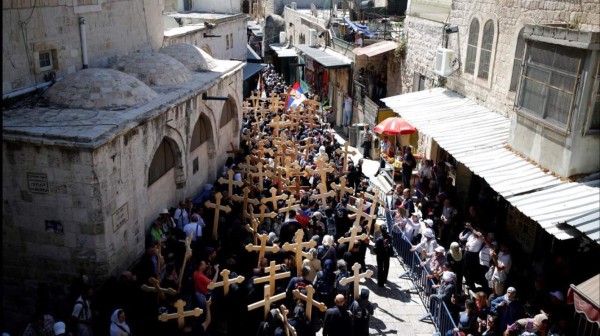 Siguen los pasos de Jesús en la Vieja Jerusalén