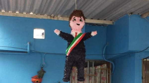 Mexicanos se desahogan con la 'Peñata' en fiestas de fin de año
