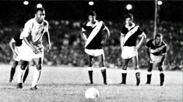 ACOMPANA LA NOTA GOL MIL DE PELE. (ARCHIVO) La leyenda del futbol mundial Edson Arantes do Nascimento, conocido como Pele(I) se prepara para patear un penal durante el partido Santos-Vasco da Gama, el 19 de Noviembre de 1969 en el estadio de Maracana en Rio de Janeiro, Brasil. Pele, al convertir este gol para su equipo Santos, convirtio tambien el milesimo gol de su trayectoria deportiva. AFP Photo / AESTADO-Domicio PINHEIRO BRAZIL OUT INTERNET OUT