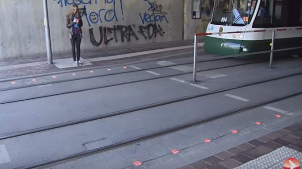 Ya hay semáforos para los que se distraen con el celular