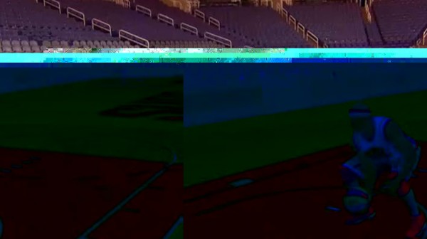 'Thunder' Law, batió hoy el record Guinness al encestar de espaldas y a 25 metros de distancia. Foto AFP.