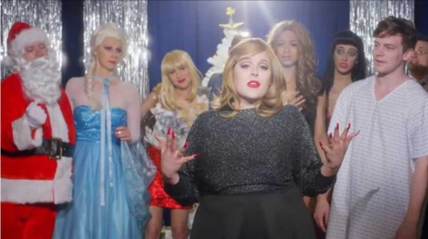 Parodia a famosos cantantes en canción de Navidad