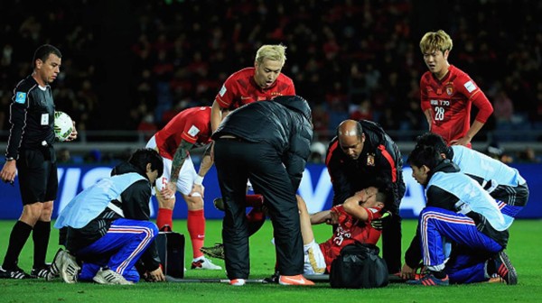 Video: Futbolista chino sufre escalofriante lesión ante Barcelona