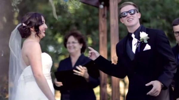 Novio sorprende al interpretar éxitos radiales en el altar