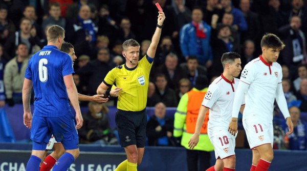 TK040. LEICESTER (R.UNIDO), 14/03/2017.- Samir Nasri (d) de Sevilla FC sale del campo luego de ser expulsado por el árbitro italiano Daniele Orsato (c) hoy, martes 14 de marzo de 2017, durante un partido de los octavos de final de la Liga de Campeones UEFA entre Leicester City y Sevilla FC, en el estadio King Power en Leicester (R. Unido). EFE/TIM KEETON