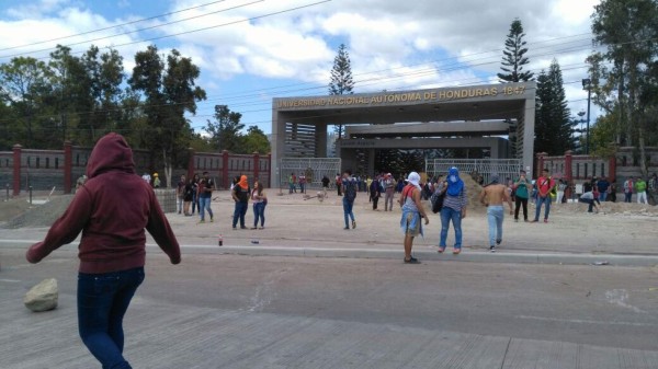 Bloqueado el paso a vehículos frente a la Unah