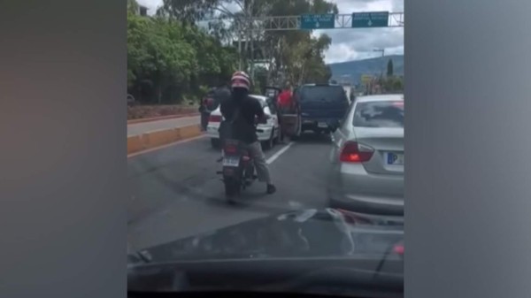 Discusión de conductores en bulevar Suyapa provoca caos