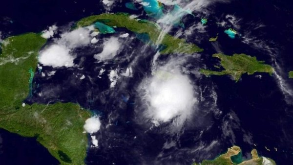 Earl podría convertirse en huracán en la Península de Yucatán