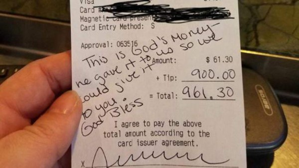 Mujer deja una insólita propina a camarera embarazada en EUA