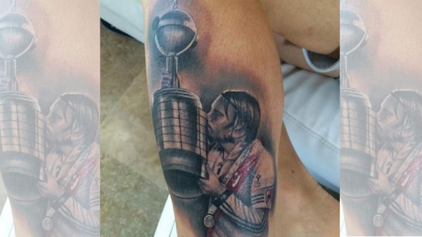 Cavenaghi, cumple su promesa y se tatua la Copa Libertadores
