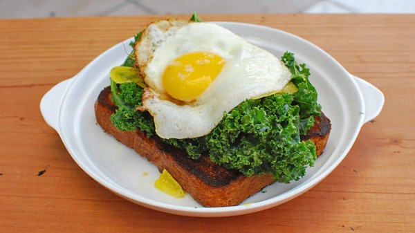Huevos estrellados en pan integral y jamón
