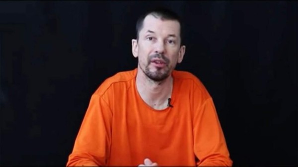 'Ya me he resignado a mi suerte' son las palabras del periodista John Cantlie, secuestrado por el ISIS. Foto YouTube.