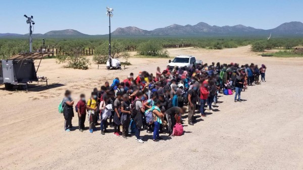 Detienen a unos 300 niños migrantes tras cruzar ilegalmente frontera de EEUU