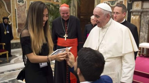 Diputado pide matrimonio a su novia frente al Papa