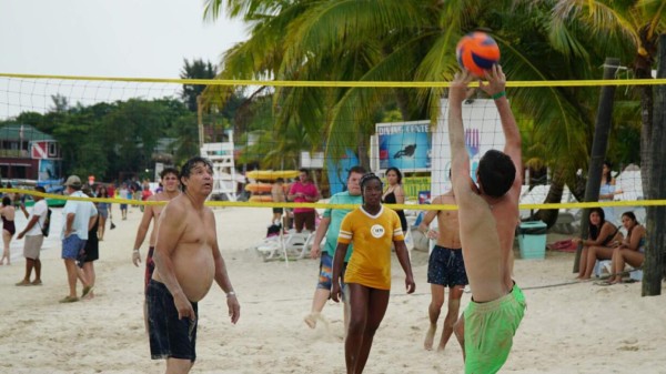 Salvadoreños disfrutan los encantos de Honduras